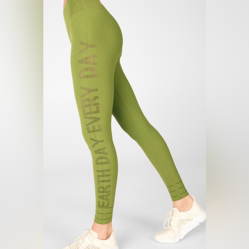 Fabletics Earth Day Outfit 🌏🌱 - Picture 3 of 11